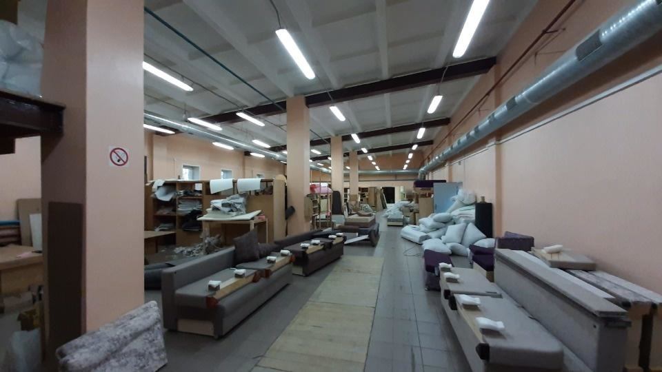 Продается производственное помещение площадью 1025 кв.м. Высота 6 м. Земельный участок 13,4 сотки в собственности. Офисные помещения, раздевалки, душевые санузлы. Эл.мощность 20 кВт. Системы приточной вентиляции. Двое высоких ворот. Резервный дизель-генератор. Хороший ремонт. Надстроен не узаконенны
