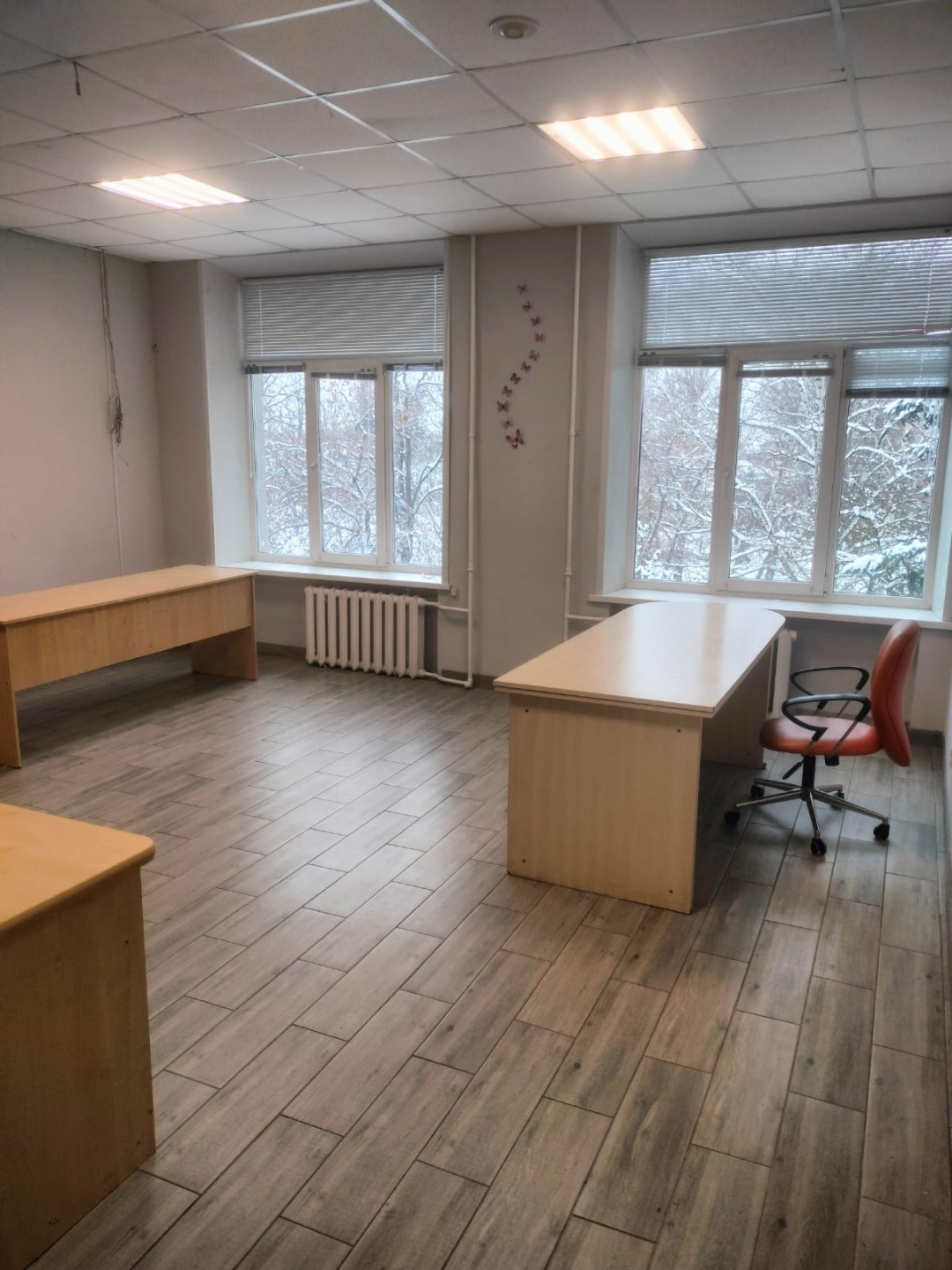 Аренда офиса в Бизнес центре.
Охраняемая территория, парковка, остановка.
Третий этаж, кабинетная система, санузел на этаже.
Разделён на две неравные части: 17 и 34 кв.м.
Освобождается с 01.07.26г.