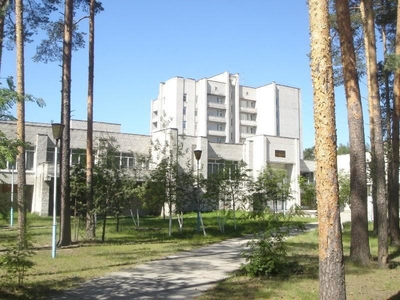 Продается санаторий «Сосновый бор» расположенный на территории 7,7 Га на границе Московской и Владимирской областей, в 5 км от федеральной трассы М-7 Москва - Нижний Новгород, поворот на 95 км шоссе. 
Санаторий расположен в красивом сосново-березовом лесу на берегу реки Киржач и ее притока Шередарь.