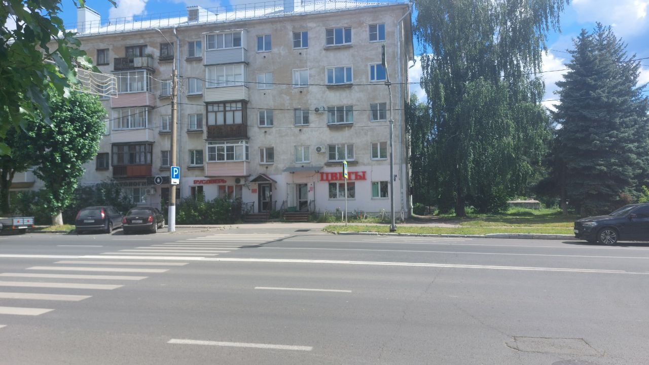Сдается в аренду торговая площадь с отдельным входом.
Первый этаж.
Пешеходный и автомобильный трафик.
Парковки.
Рядом пешеходный переход.
Магазины Магнит и Перекресток через дорогу.
