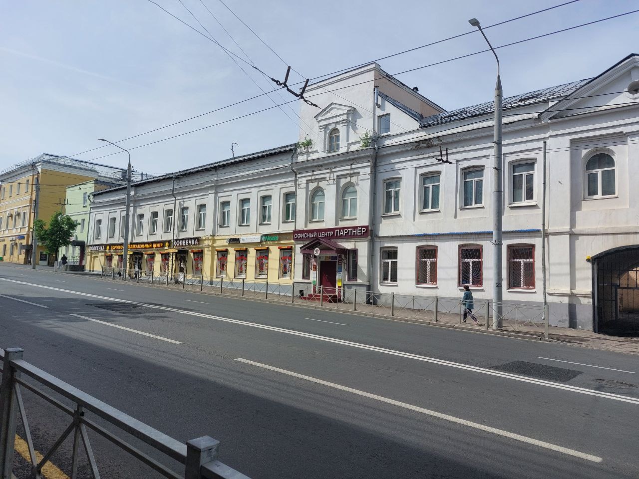 Продается офис в центре города с арендатором.
Располагается в бизнес центре.
Имеет правильную прямоугольную форму.
Окно.
Санузел на этаже рядом.
В здании охрана и обслуживание.
Удобное расположение для сотрудников и клиентов.
