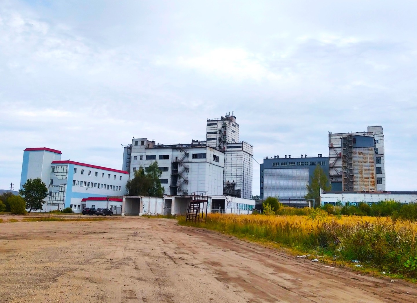 Продается завод по производству комбикормов в Ивановской области, г.Тейково. Это выгодное предложение для тех, кто ищет высокорентабельный бизнес.

Завод занимает площадь 10,6 Га, огороженную бетонным забором и имеет общую площадь строений более 21300 кв.м.

Основные сооружения включают в себя:
•	Зд