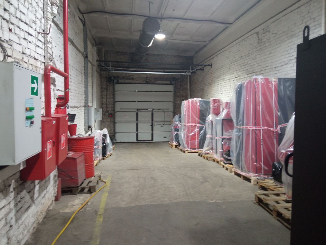 Сдается в аренду нежилое здание под склад или производство. 

Общая площадь 2200 кв.м., в том числе 500 кв.м. административно-бытовые помещения.

Двое ворот высотой 4 м. для разгрузки/погрузки с разных сторон здания, одни ворота под ноль, вторые ворота с пандусом.

В стоимость аренды включено отопле