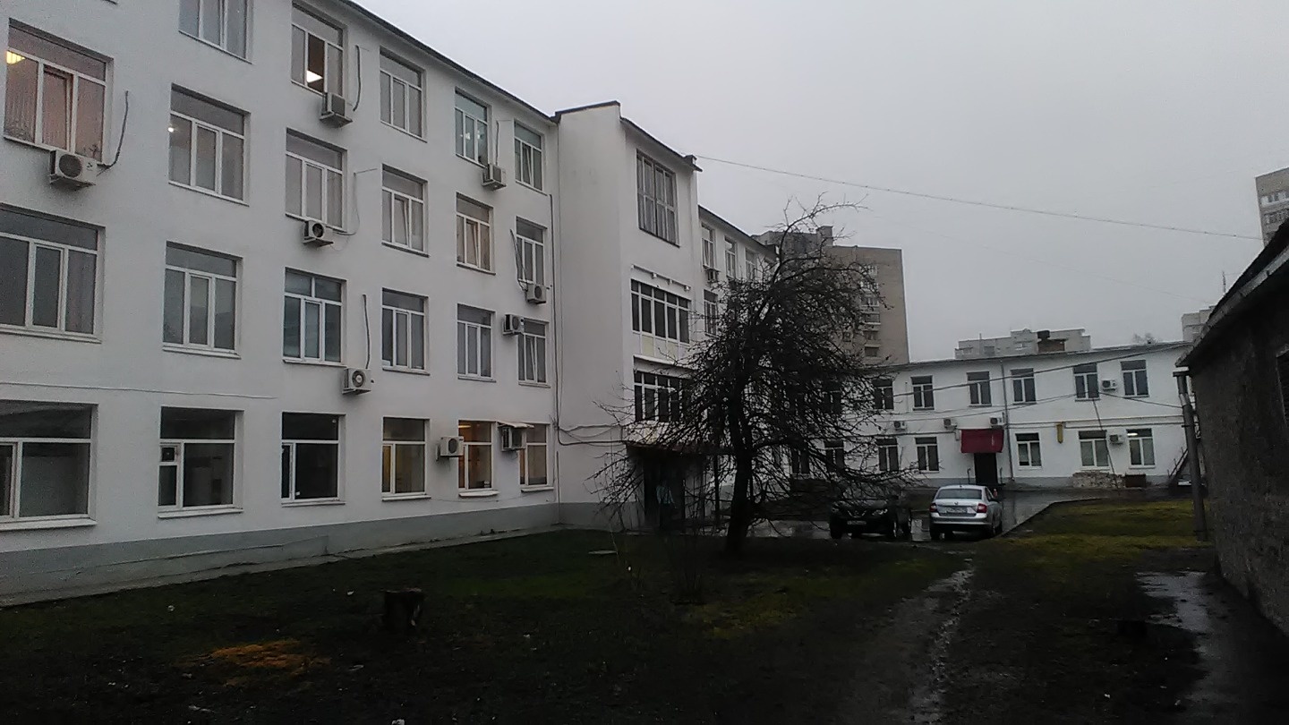 Офис на третьем этаже Бизнес-центра.
Разделён на два кабинета, +кладовка.
Ремонт сделан, санузел на этаже.
Пропускная система на входе.
Есть кондиционер.