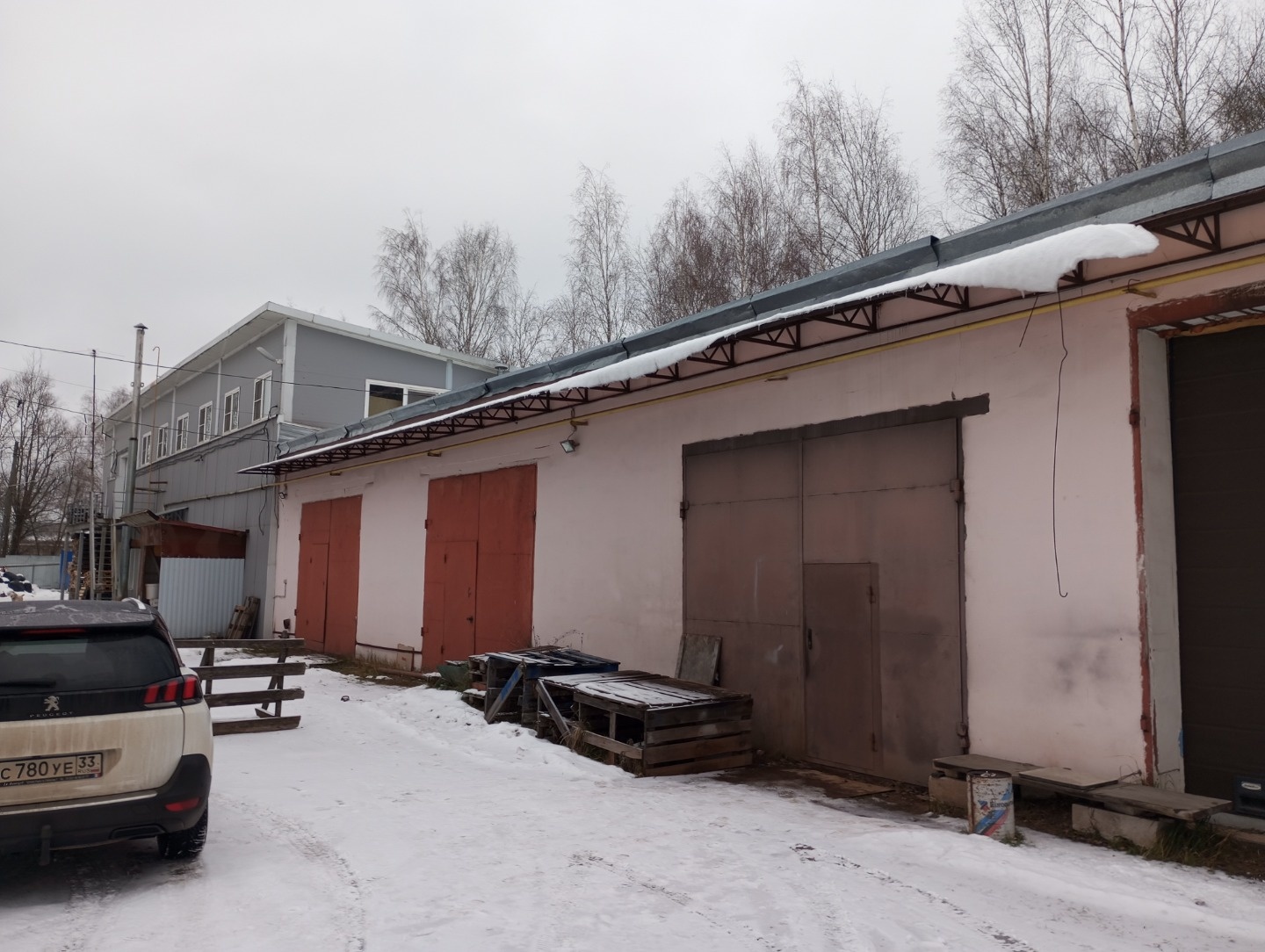Продам бывшие гаражные боксы.
Территория огорожена, есть соседи.
Помещение адаптировано под производство.
Можно использовать как склад, мебельный цех.
Газовое отопление, электричество, канализация. 
Один собственник, документы готовы. Торг.