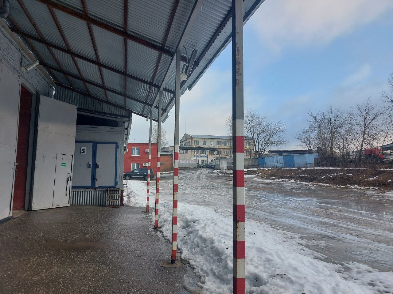 Продается производственно-складская база.
Располагается в черте города Владимира с выездом на федеральную трассу М7.
Земельный участок производственного назначения площадью 65 соток.
На участке комплекс помещений: склады, офисы, раздевалки, котельная, подсобные помещения общей площадью 1950 кв.м.
В 