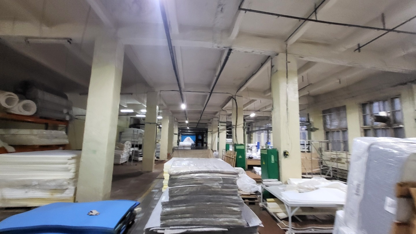 Производственное помещение площадью 800 кв.м. Три пролета по 6 м. Высота 4,5 м. Сетка колонн 6х6 м. Установлено грузоподъемное оборудование. Полы в уровне земли. Есть бытовые помещения, раздевалки. Электричество 500 КВт. Ставка аренды включает НДС.