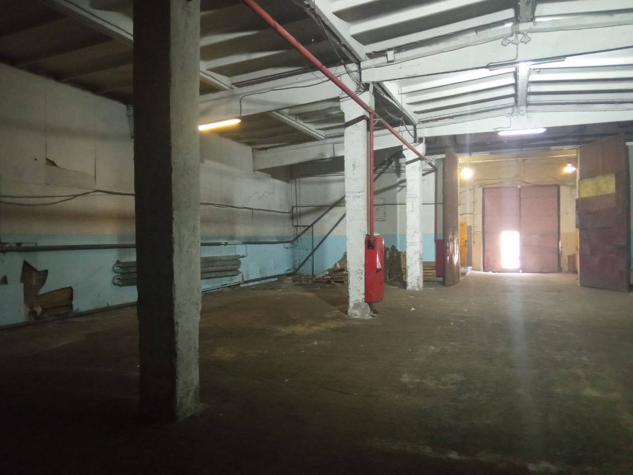 Сдается в аренду отапливаемое нежилое здание 1700кв.м.в районе рынка Флора под склад или производство.
Двое ворот Н 3,5 м, сквозной проезд. Охраняемая территория. Подъезд под фуру.
