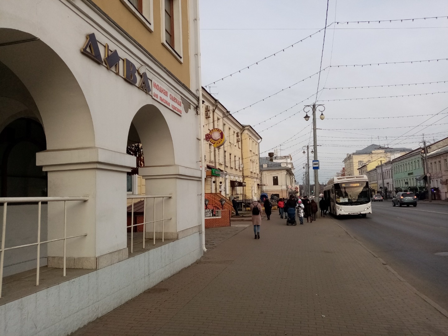 Второй этаж Бизнес-центра.
Остановка рядом Золотые ворота.
Центральная часть города.
Есть площадь 18 кв.м.
