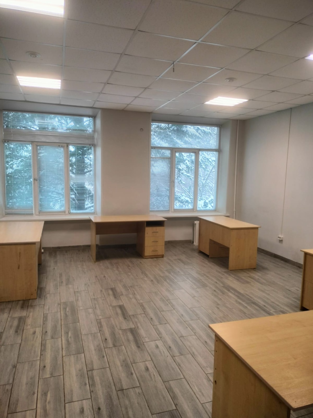 Сдам офис в Бизнес-центре.
Разделён на два кабинета 34 и 17 м2.
Третий этаж, интернет, кондиционер, ремонт.
Своя большая парковка, остановка у входа.
Санузел на этаже, пропускная система.
Освобождается с 1 августа 2026 г.