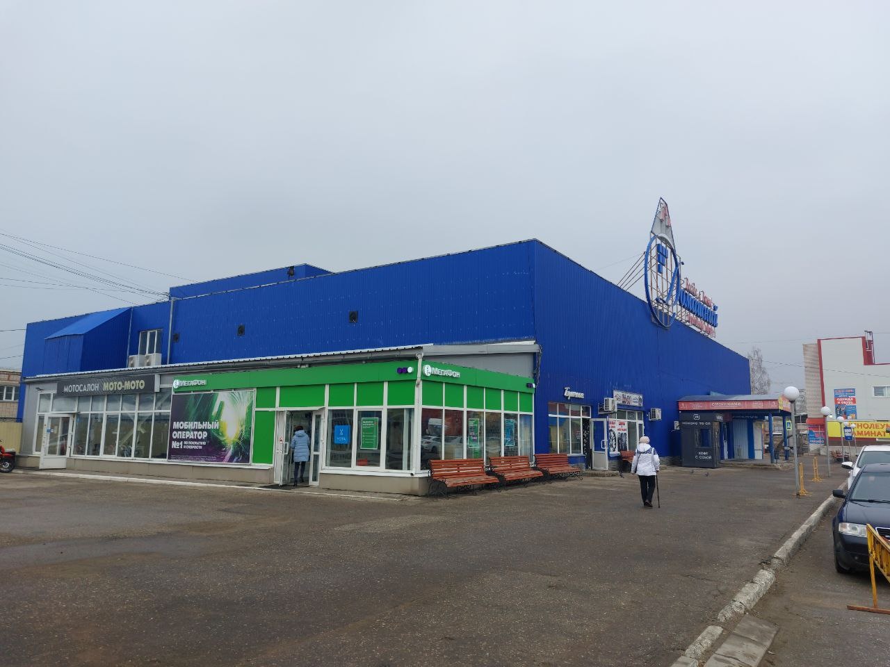 ВОЗМОЖНА АРЕНДА ЧАСТЯМИ.
Сдается в аренду торговая площадь в ТЦ Домашний.
Отдельный вход.
Свободная планировка (сетка колон 6х6м).
Подъезд большегрузов для разгрузки. Смонтирован пандус.
Большая парковка.
Возможна аренда площади на территории для товара и выставки.
Торговый центр располагается на 