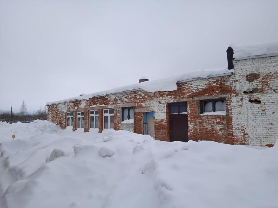 Сдается складское помещение. Первая линия трассы М-7. Удобная парковка для легкового транспорта. Огороженная охраняемая территория с подъездом для большегрузов НА РАССТОЯНИИ ОТ ВХОДА в склад до 50 метров. Вход в помещение шириной 1,5 м. Само здание кирпичное. Внутри пол бетонный. Имеется водоснабжен