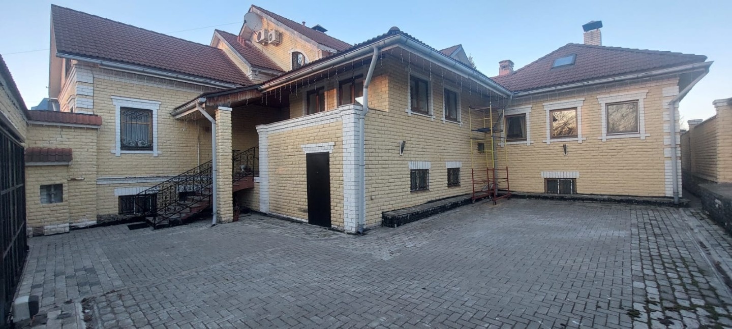 Продается гостиница в г. Суздаль. Одна из старейших улиц города, улица Гремячка.Улица Гремячка расположена в городе Суздаль, проходит от Васильевской улицы до улицы Нетёка.
Названа по реке Гремячка, имевшей на дне холодные, обжигающие ключи. Проложена на месте утраченной реки.
7 полноценных номеров,