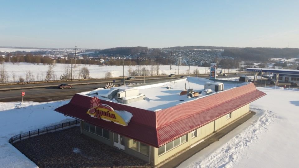 Одноэтажное,отдельностоящее здание площадью 284 кв.м. Проектировалось и функционировало как объект общепита. Ремонт и разводка коммуникаций в соответствии с иностранным проектом. Окно автовыдачи. Центральные коммуникации - вода, канализация. Возможность подведения газа. Электричество - по запросу. С