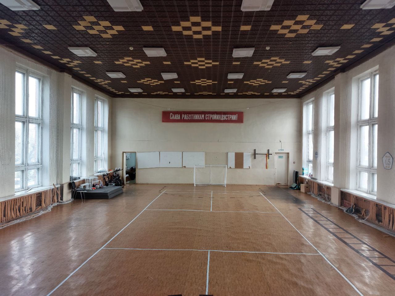 Продается производственное здание с земельным участком в собственности.
Здание: кирпичное двухэтажное. Периметр здания размерами 13х37 метров. Каждый этаж площадью по 426 кв.м. 
- На первом этаже расположен основной цех и подсобные помещения. Бетонный пол. Высота потолка 4м.
- На втором этаже распол