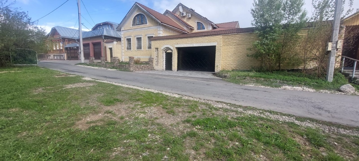 Продается гостиница в г. Суздаль. Одна из старейших улиц города, улица Гремячка.Улица Гремячка расположена в городе Суздаль, проходит от Васильевской улицы до улицы Нетёка.
Названа по реке Гремячка, имевшей на дне холодные, обжигающие ключи. Проложена на месте утраченной реки.
7 полноценных номеров,