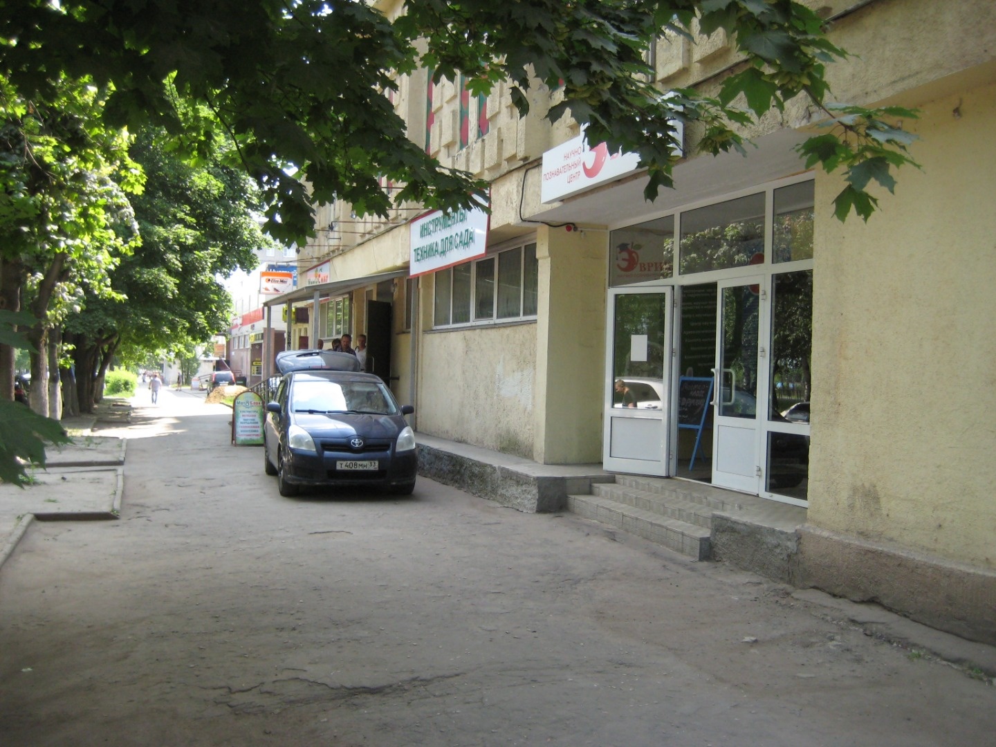 Продаётся отдельно стоящее здание, два этажа.
Расположено на первой линии жилого микрорайона.
Универсального назначения, любой вид деятельности.
Открытая планировка, коммуникации центральные.
Один собственник, документы готовы.
