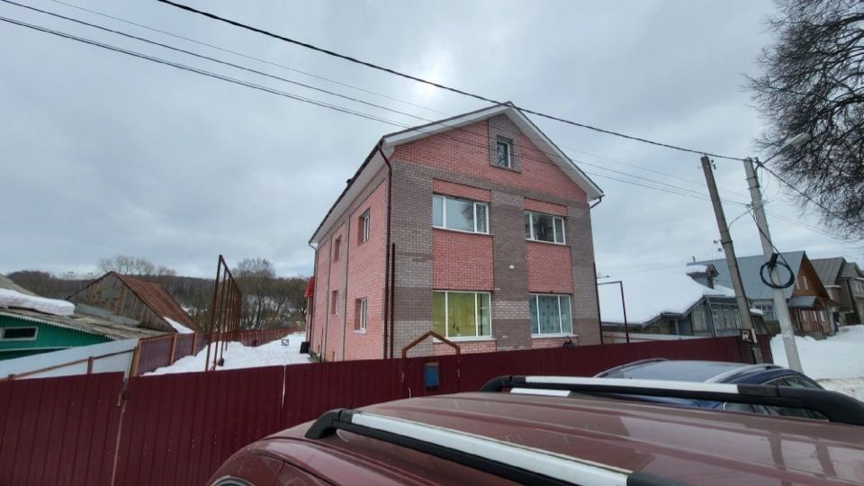Сдается в аренду здание общей площадью 400 кв.м.с парковой для автомобилей. Здание располагается в 5 минутах езды до одной из центральных улиц г.Владимир - ул.Горького. рядом остановка общественного транспорта. Здание в четырех уровнях: подвал, первый и второй этажи мансарда, каждый уровень чуть бол