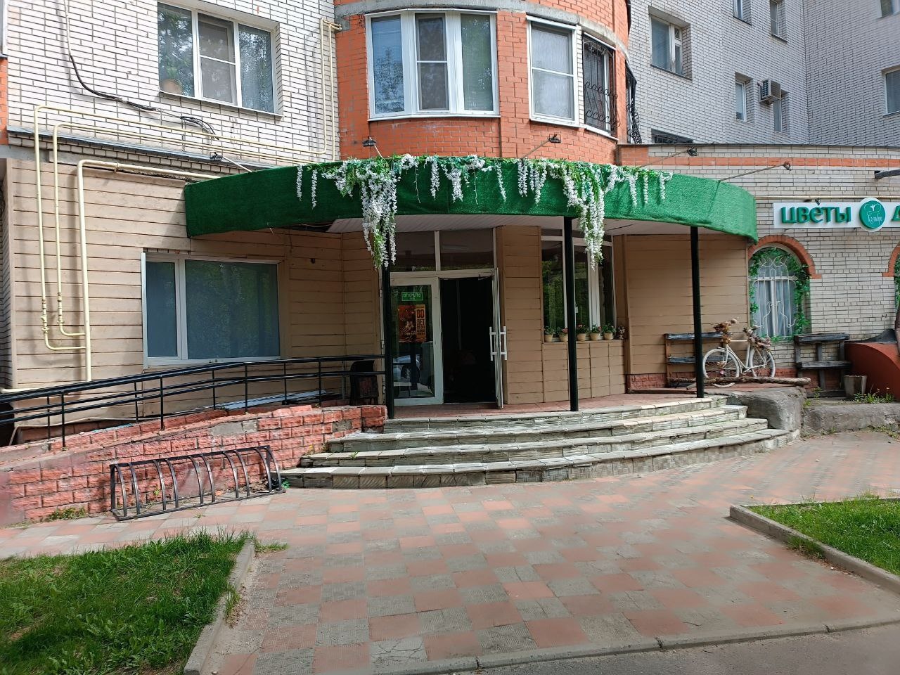 Предлагается в аренду помещение свободного назначения площадью 235 кв.м.
расположено на 1-ом этаже многоквартирного жилого дома

имеется 3 входа в помещение - с улицы, под разгрузку сбоку и со стороны двора
2 больших зала + дополнительные помещения, в том числе административные помещения

Окружение 