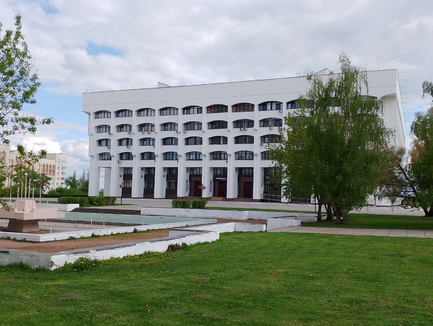 Сдам офисное помещение площадью 357 кв.м.
Помещение в двух уровнях.
Предыдущий арендатор банк ПСБ.
Рядом расположены Областная Администрация, офис строительной компании Игротэк.
Все коммуникации центральные.
Площадь можно увеличить до 516 кв.м.
Парковка по фасаду дома.
Долгосрочная аренда.
Без комис