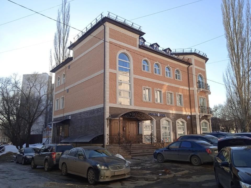 Продается помещение в районе улицы Горького. Находится в отдельно стоящем кирпичном доме. Своя газовая котельная и территория для парковочных мест. В помещении есть арендатор. Освобождает помещение в течении месяца. В помещение два входа. Отделка из дорогих материалов. Делали ремонт для себя. Есть 3