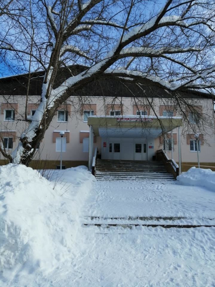 Продается двухэтажное здание с земельным участком 40 соток под пищевое производство. От центральной части города на автомобиле ехать 10-15 минут. Есть автобусное сообщение (остановки рядом).  К зданию есть асфальтовая дорога, которая проходит к действующим домикам отдыха турбазы. Есть место для разг