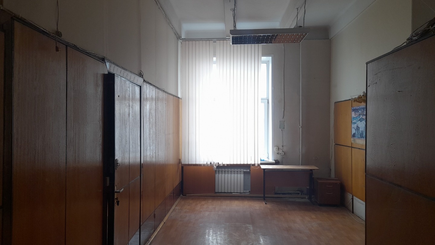 Сдается офис 120 кв.м. в центре города в административном здании. 4 этаж, три кабинета и холл, Интернет, санузел рядом, лифт. Возможен ремонт в счет аренды. 