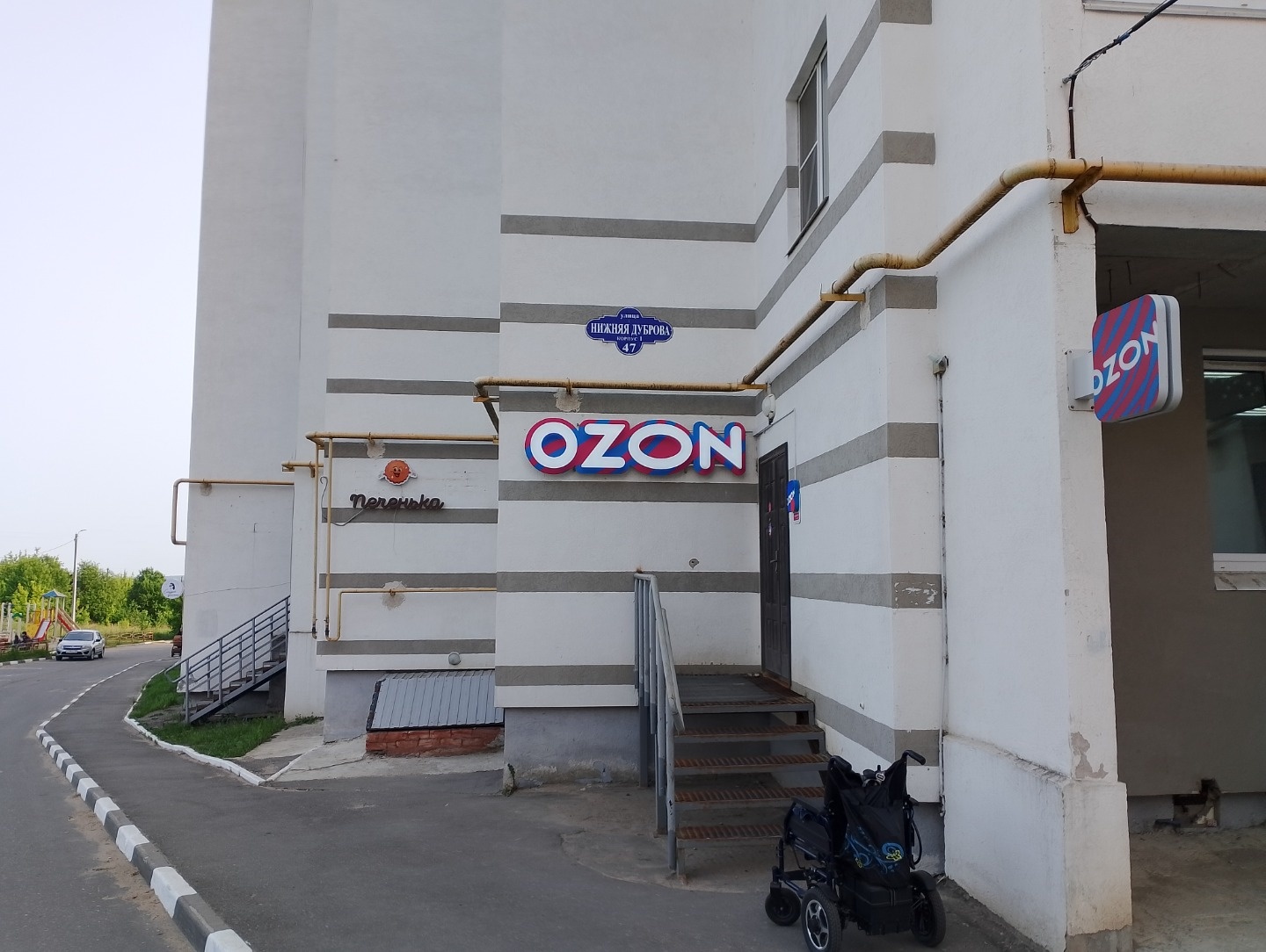 Сдам торгово-офисное помещение.
На въезде в новый микрорайон Вышка.
До остановки общественного транспорта 30 метров.
Первый этаж, отдельный вход, свободная планировка.
Помещение с ремонтом - заезжай и работай.
Долгосрочная аренда.