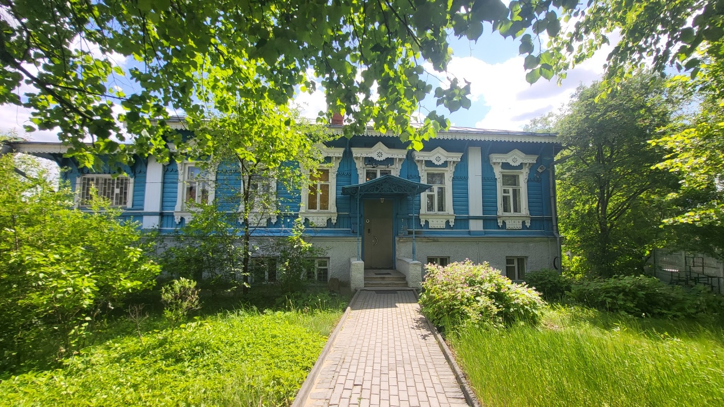 Продается отдельно стоящее здание площадью 312.5 кв.м., из которых площадь 1 этажа 170,8 кв.м., а площадь цокольного этажа 141,7 кв.м.
Выгодное положение в центре города, рядом с Золотыми Воротами, на пересечении трех улиц Ново-Гончарная, Вознесенская и Летнее-Перевозинская.
Здание НЕ является памят