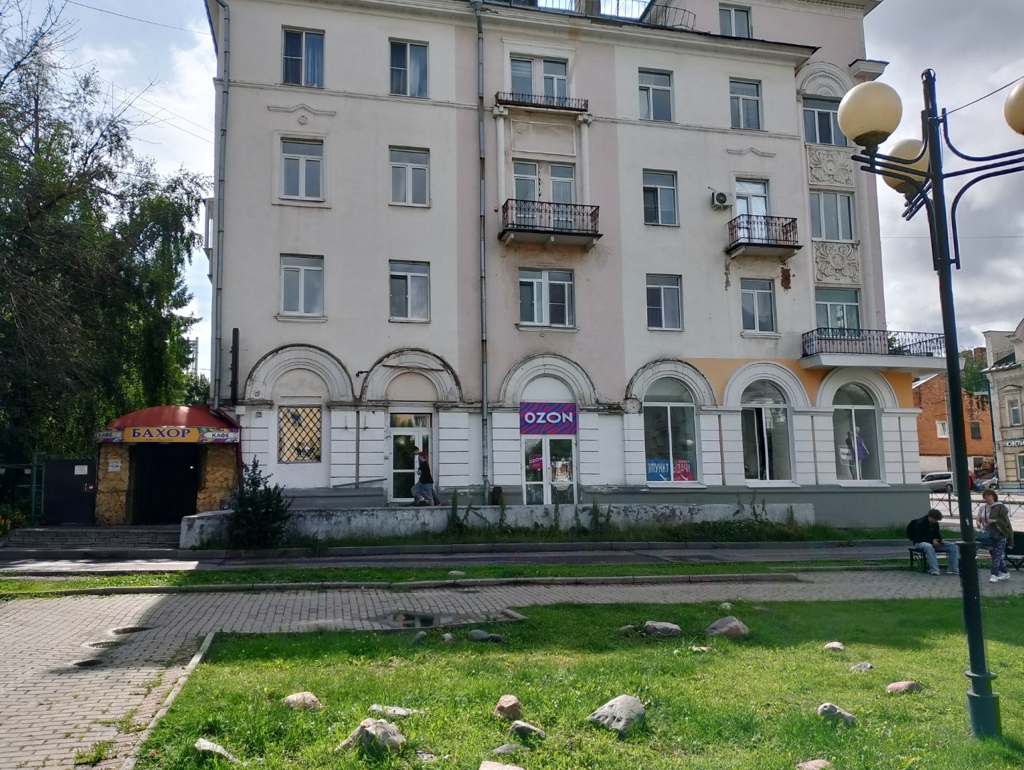 Сдам торгово-офисную площадь.
Расположена на остановке Гостиница Владимир.
Первый этаж, отдельный вход, свободная планировка.