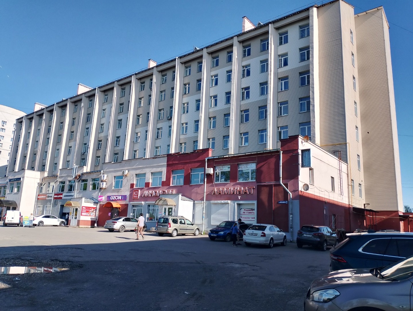 Продам нежилое помещение встроено-пристроенное к жилому дому. 
Площадь помещения 427 м2, расположено на втором нежилом этаже. 
Два отдельных входа, лифт, дебаркадер для загрузки-погрузки. 
Планировка помещения свободная, несущие только колонны. 
В настоящий момент разбито на несколько кабинетов и за
