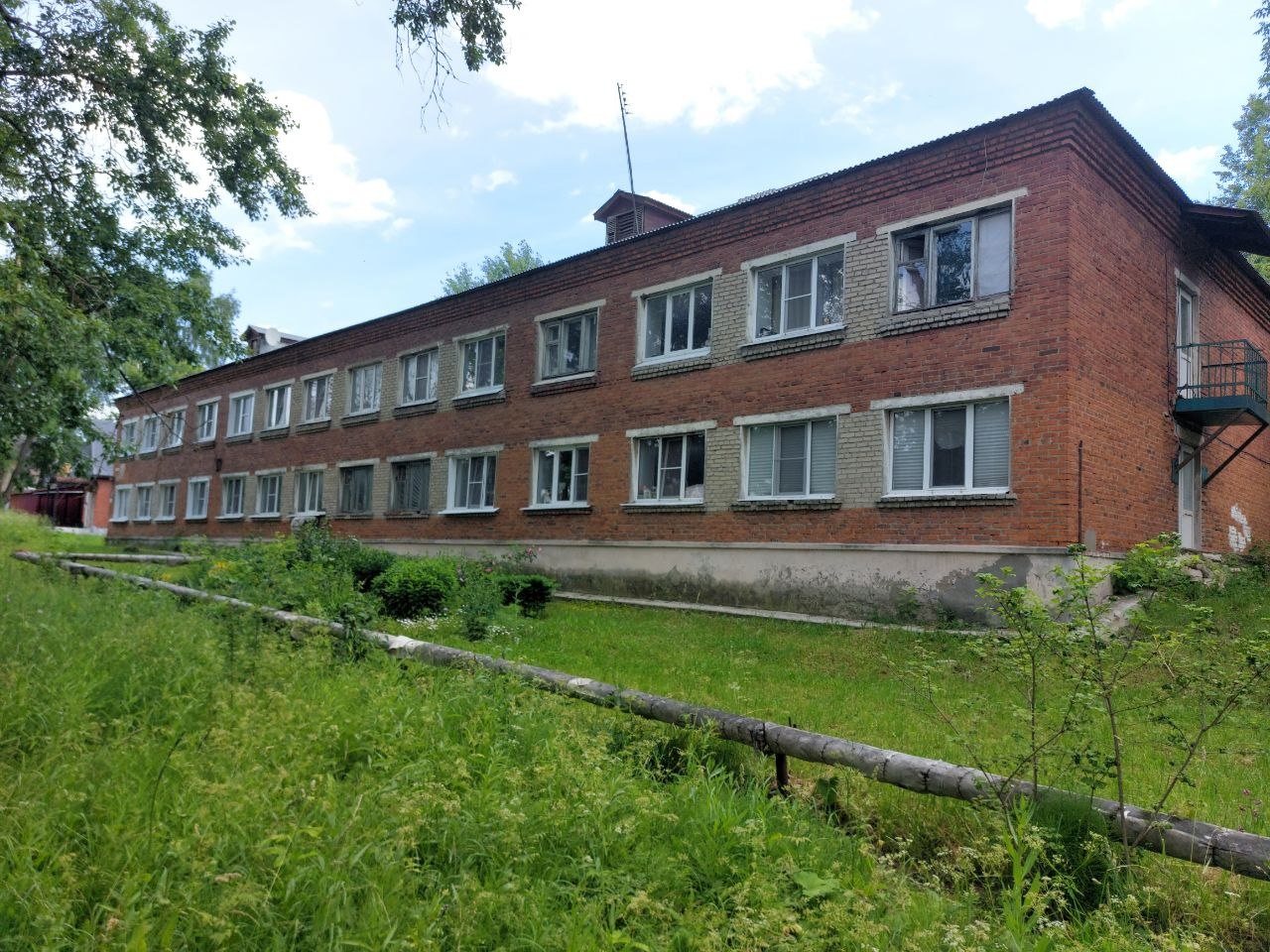 Продается здание общежития.
Кирпичная постройка.
Двускатная крыша стропильной конструкции. Покрытие оцинкованный профиль. Установлены водосточная система и снегозадержатели.
Окна пластиковые.
Коммуникации центральные. Внутри смонтирована новая бойлерная для бесперебойной подачи горячей воды. 
Подвед