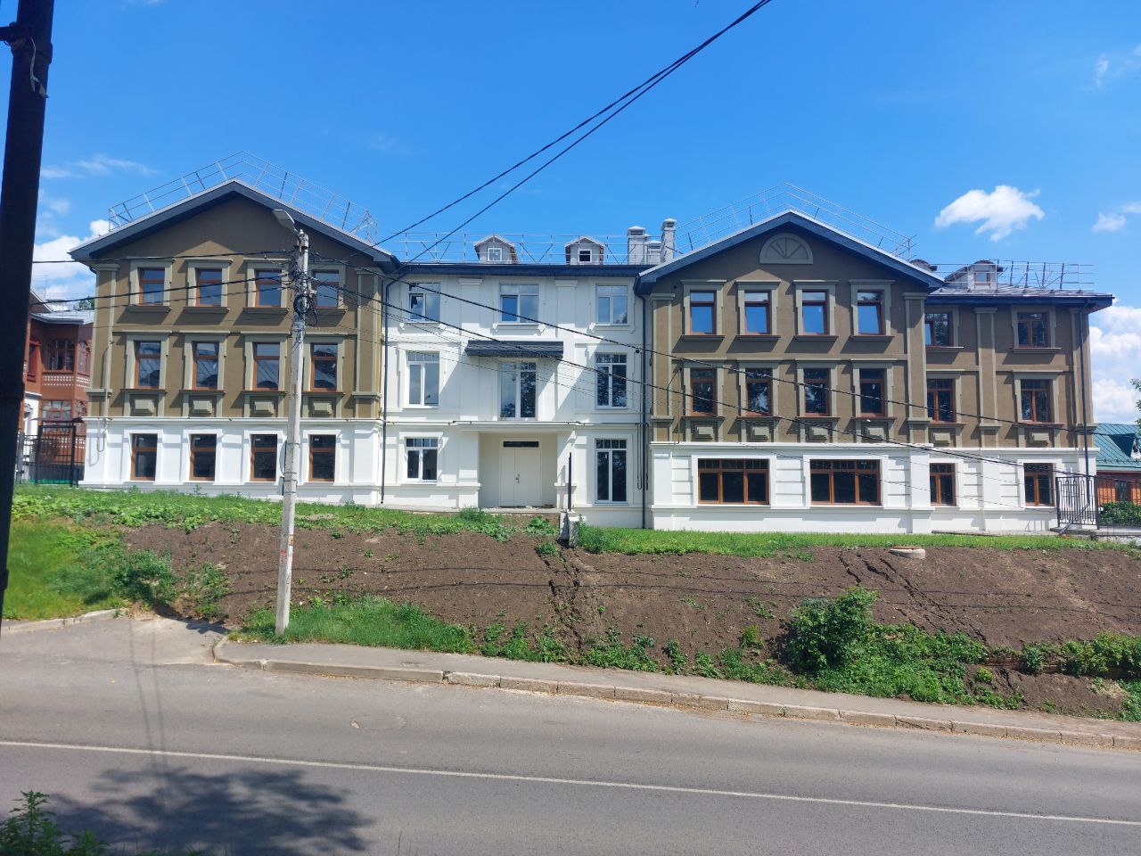 Продается нежилое помещение в центре города Владимира!
 ЖК Усадьба купца Ложкина.
 1 этаж.
 Отдельный вход.
 Первая линия.
 Подземный паркинг.
Огороженная территория с автоматическими воротами.
 Прекрасное место расположения вблизи Золотых Ворот.
 Помещение находится на первом этаже жилого дома (в