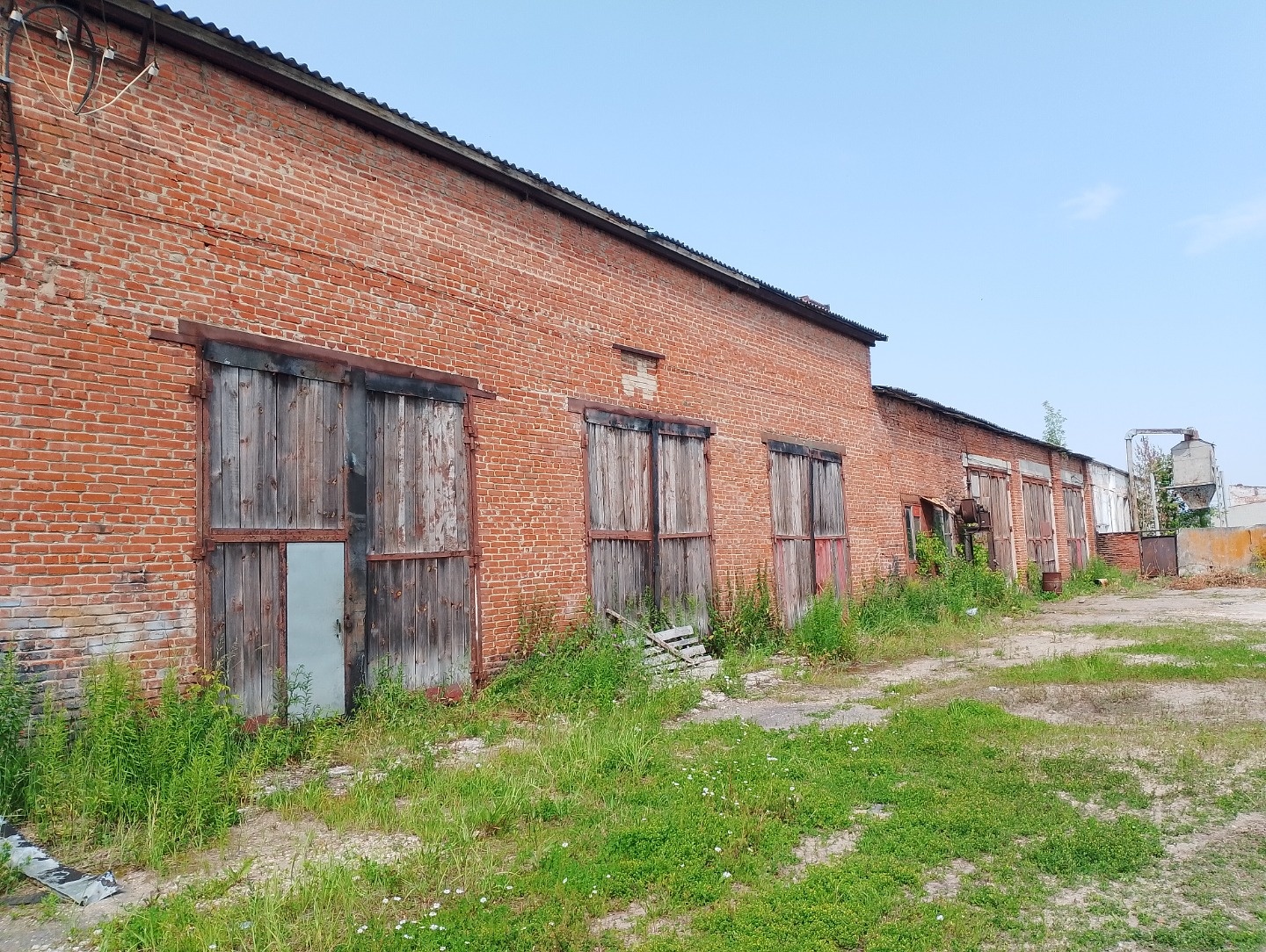 Продам производственное здание (гаражный бокс для грузовых автомобилей) расположенное на земельном участке площадью 0,5 Га в собственности с возможностью увеличения.
Большие электрические мощности от 300 кВт, газ, ввод центральной воды.
В черте города Владимир, рядом с трассой М7.