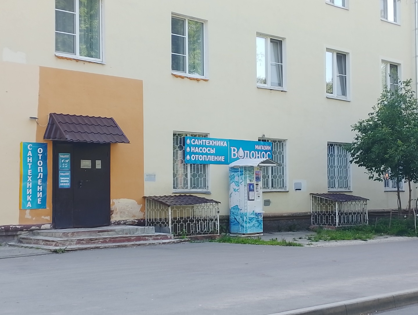 Сдам помещение свободного назначения.
Цокольный этаж с окнами, отдельный вход.
Вниз ведёт крутая лестница шириной 1,3 метра.
Открытая планировка, санузел есть.
Требуется косметический ремонт.