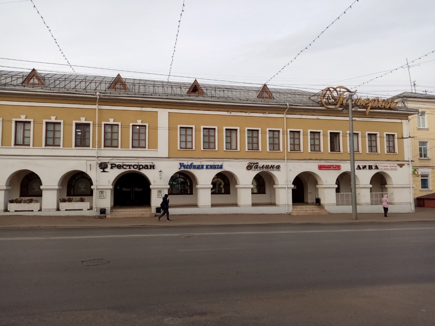 Сдам в аренду второй этаж Торгового центра.
Расположен на остановке в центре города.
Два входа на этаж, свободная планировка.
Парковочная зона во дворе Здания.
Рекламные места на фасаде.