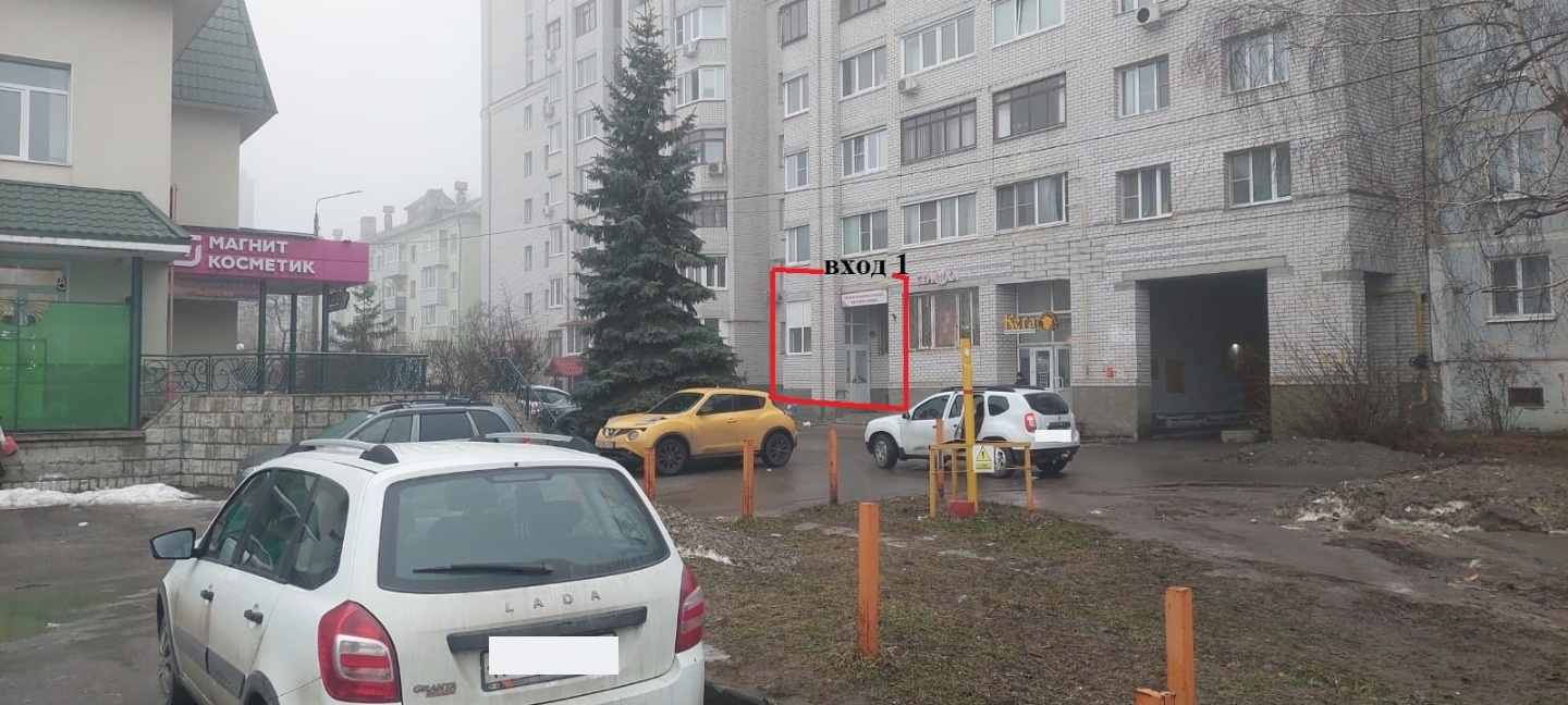 Сдается в аренду коммерческое помещение,площадью 62,1 м2. Густонаселенный, спальный район  города. Напротив Магнит и Магнит Косметик. Хороший пешеходный трафик. Помещение имеет отдельный вход. Первый этаж. Торговый зал 38,3 м2, подсобные помещения, санузел.