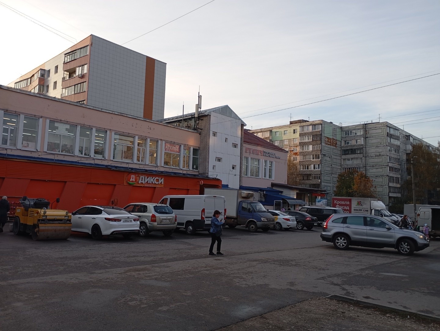 Сдам торговое помещение на остановке.
Центр спального района, первая линия, второй этаж.
Здание пристроенное к жилому дому, двухэтажное.
Большая парковка по фасаду, огромный трафик.
Все коммуникации отремонтированы.
Своя газовая котельная.
