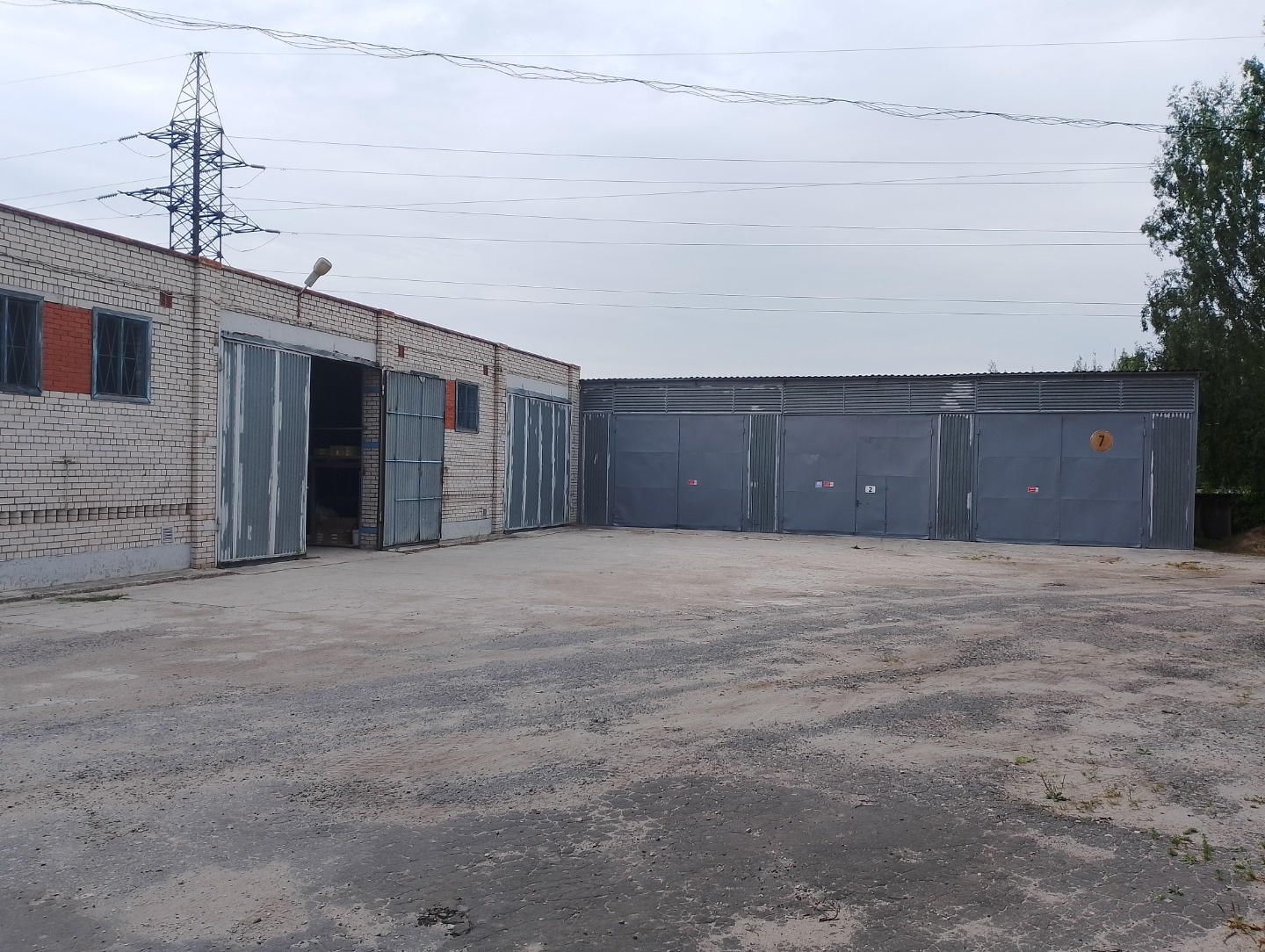 Сдам склад стеллажного хранения.
Закрытая охраняемая территория.
Подъезд любого транспорта.
Трое ворот, свет подведён.
Рядом есть офис.