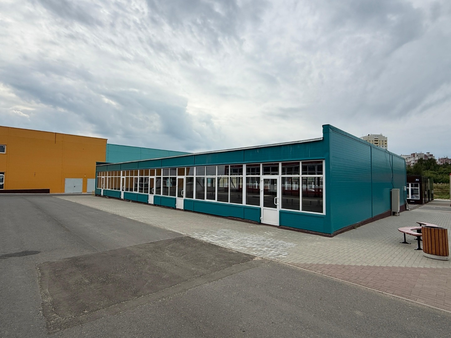 Сдам в аренду отдельно стоящее здание.
Собственная котельная, вода, электричество.
Расположено в новом Торговом комплексе.
Открытая планировка, окна по периметру.
Подъезд грузового транспорта, парковка.
Под любой вид деятельности, с НДС.