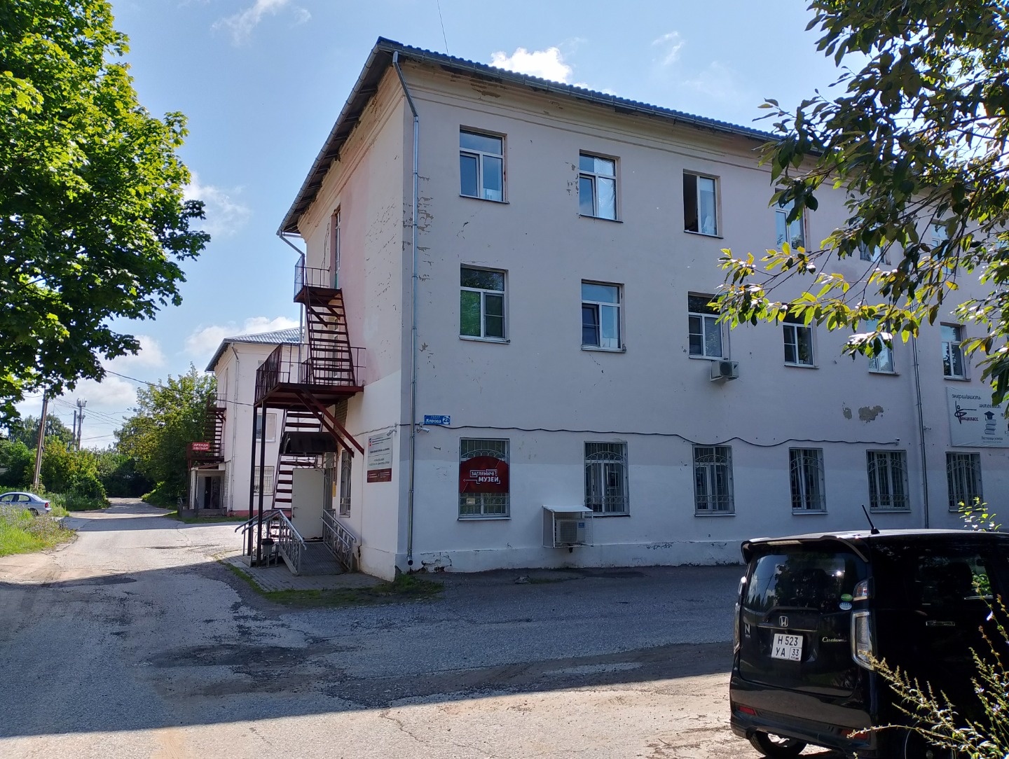Продам Здание Бизнес-центра.
Три этажа плюс подвальный этаж.
Сделан новый ремонт, кабинетная планировка.
Центральная часть города, рядом с Администрацией.
Заполнено арендаторами на 90%, более 90 договоров.
МАП около 1 млн, с увеличением к 2026 г. до 1,2 млн руб.
ГАБ с высокой доходностью из расчёта 