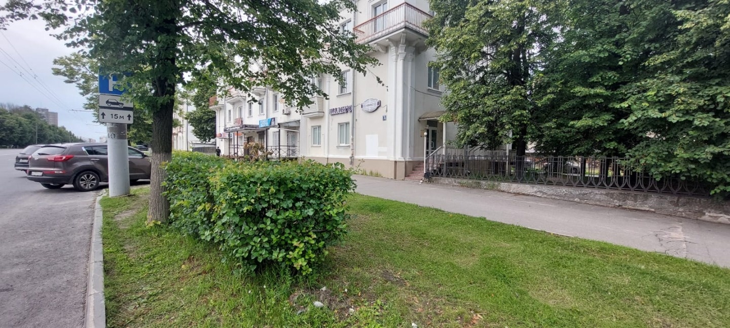 Продается торговое помещение, площадью 91,2 м2 на ул. Горького. Два отдельных входа, свободная планировка. Помещение преимущественно свободной планировки. Парковочный карман вдоль здания.На настоящий момент подписан предварительный договор аренды. Ставка аренды 1000 руб/м2. Идеально под салон красот