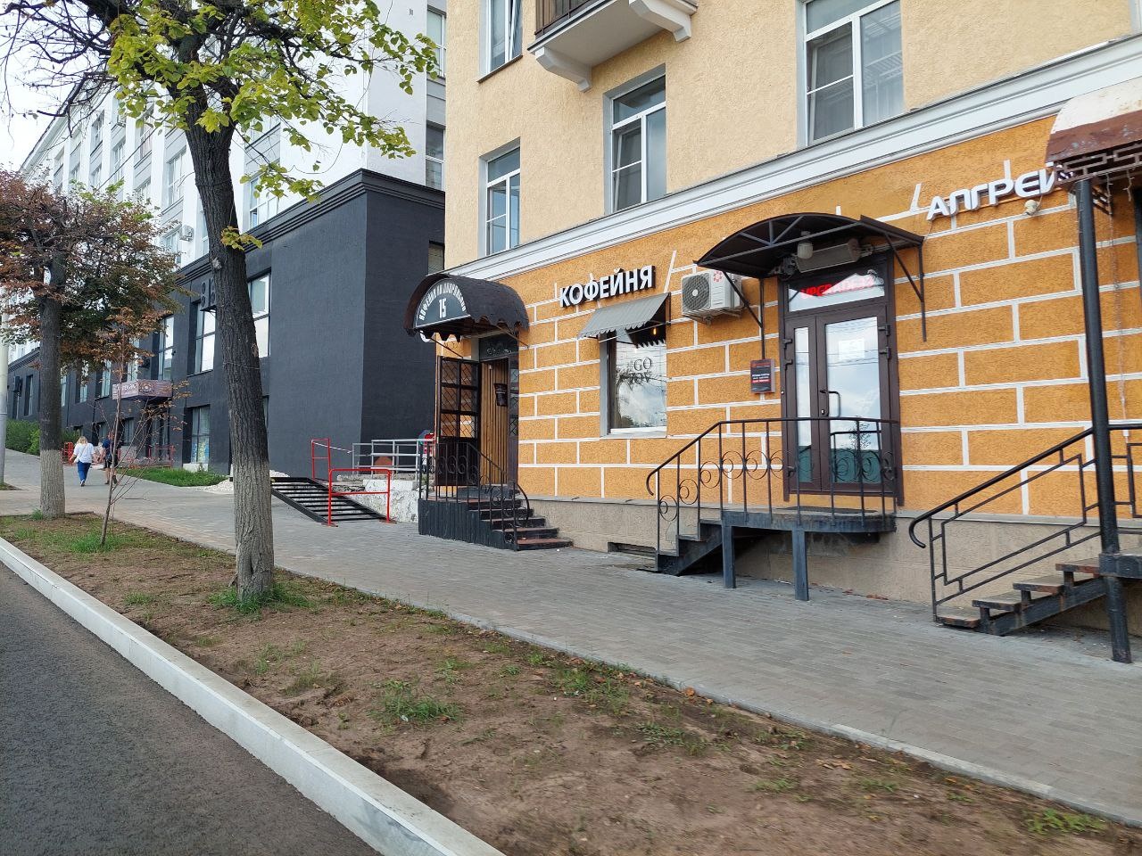 Предлагаем рассмотреть аренду торгово-офисного помещения площадью 200 кв.м. на 1 этаже. 
Центр города, первая линия, высокий пешеходный и автомобильный трафик.
Ставка аренды включает НДС.
Отделка Shell and Core - в помещении присутствуют бетонная стяжка, стеклопакеты, подведенные все коммуникации,