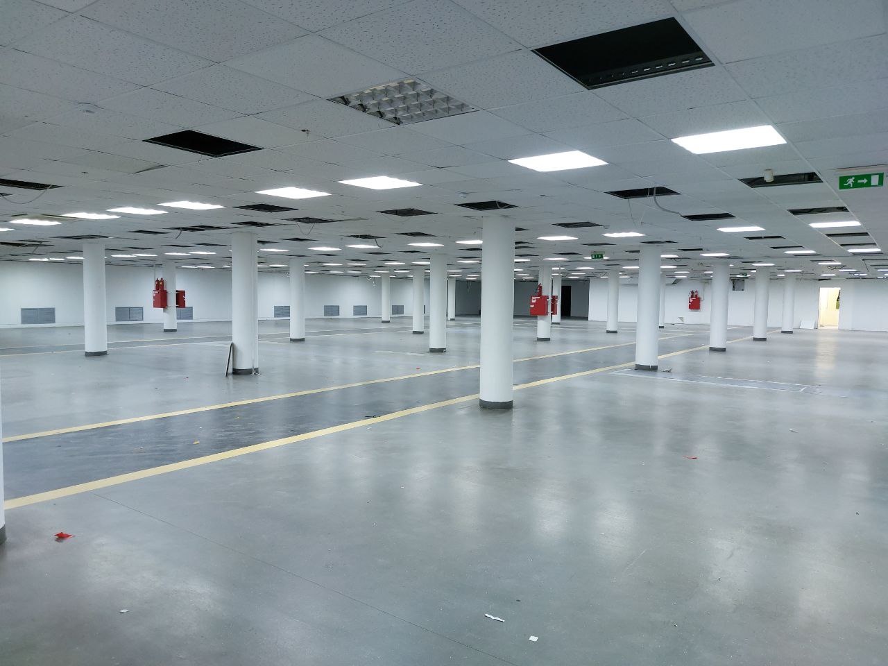 Сдается нежилое помещение на Проспекте Ленина города Владимира.
Имеет открытую планировку с сеткой колонн 6х6 м.
Типовой ремонт.
Зона разгрузки для большегрузов.
Два эскалатора для клиентов.
Подсобные помещения и санузлы.
Высота потолка 3м.
Мощность электричества 200 кВт (возможно увеличение).
Парко