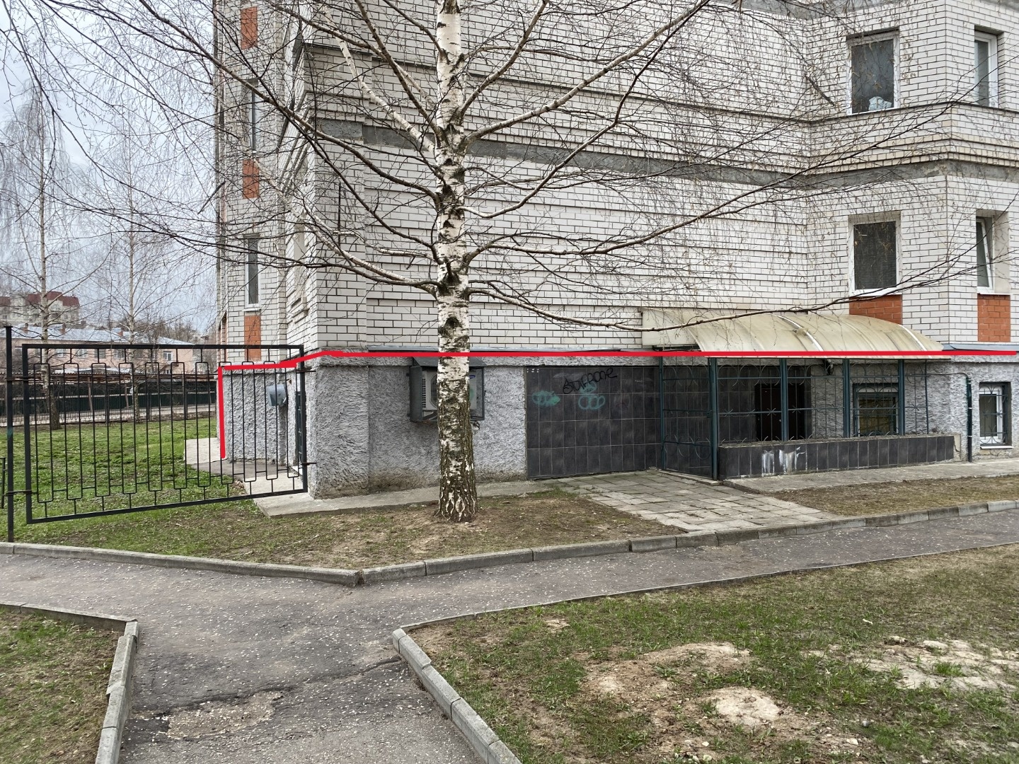 Продается  нежилое помещение свободного назначения в МКД с отдельным входом с улицы общей площадью 158,5 кв.м. Кабинетная планировка (30,2 кв.м.+25,5+23,4+15,6+15,5+9.5), возможно зонирование на свободные пространства с учетом демонтажа перегородок, имеется собственный санузел,коридор, бытовка, нали