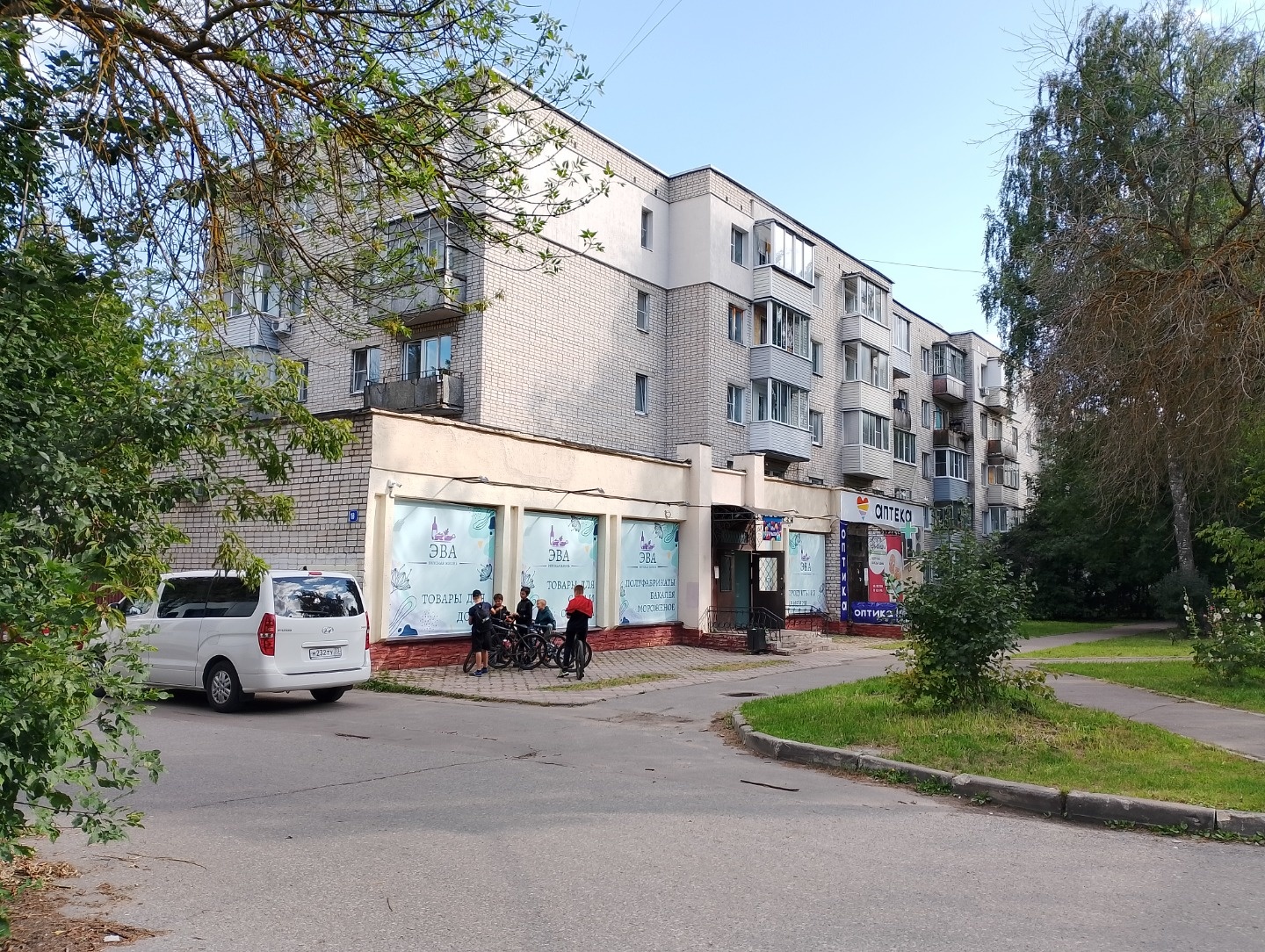 Сдам торгово-складское помещение.
В центре густонаселённого жилого массива.
Пандус под газель, парковочные места.
Зальная планировка.