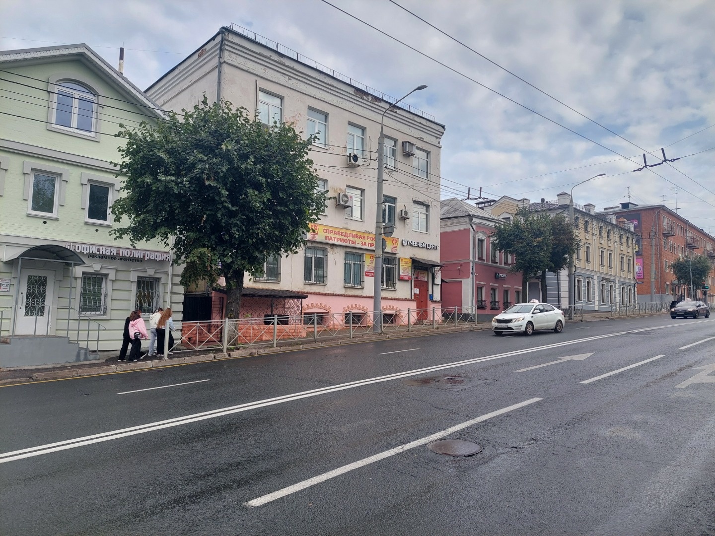 Предлагаю рассмотреть покупку отдельностоящего административного ЗДАНИЯ площадью 734 кв.м. на ул.Гагарина, д.18. 
Земельный участок площадью 4,4 сотки в долгосрочной аренде. Собственная парковка на 4 автомобиля.
Здание состоит из трех этажей и полноценного подвала, в котором ранее размещалось кафе. 