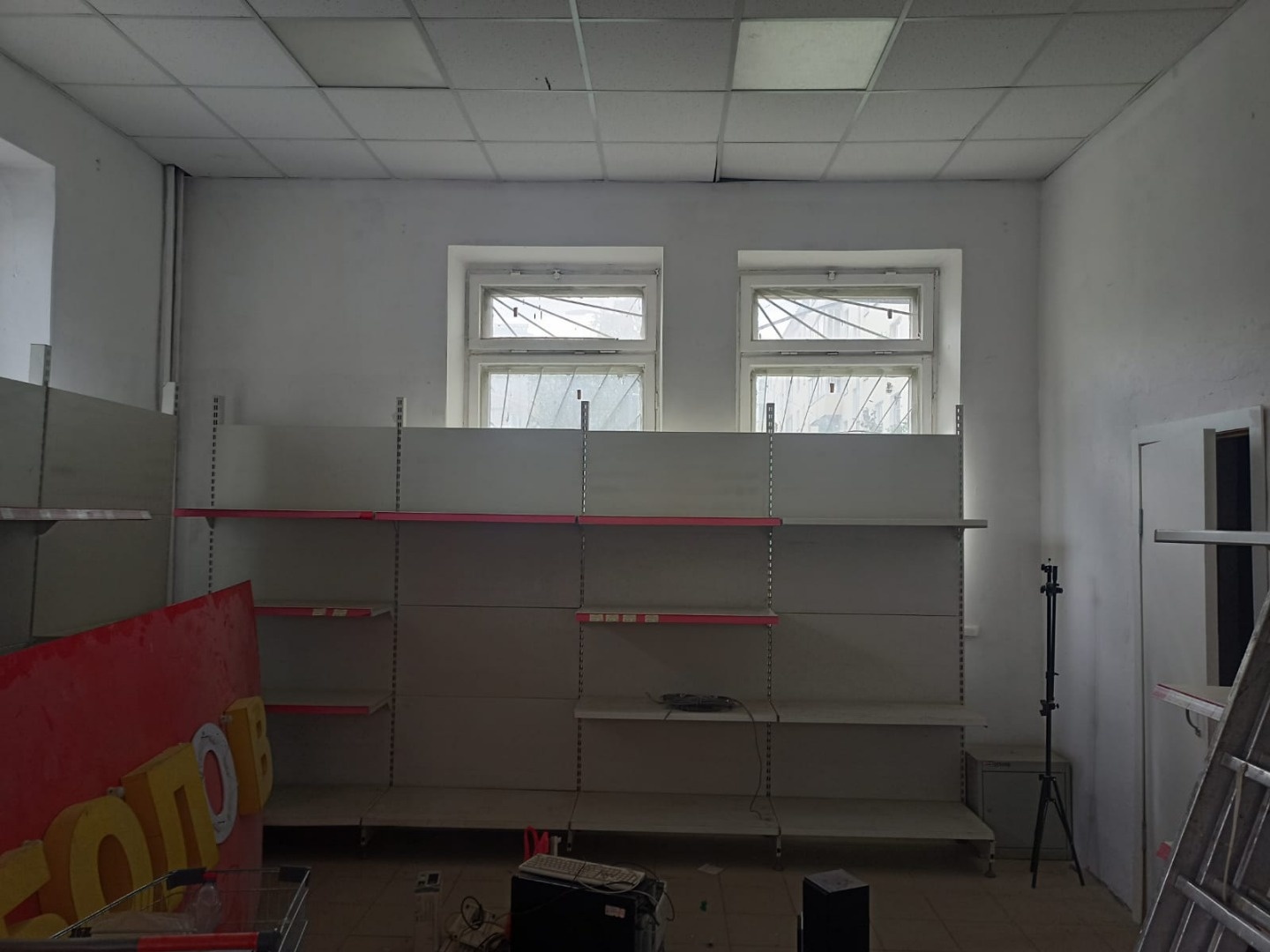 Сдается нежилое помещение 47 кв.м. рядом с 5-кой в Загородном. 1-й этаж, отдельный вход (со двора), свой санузел, остановка в шаговой доступности, конгломерат разнообразного ритейла рядом. Офис, торговое, услуги, бьюти, груминг, ваши предложения. Без комиссии с арендатора.