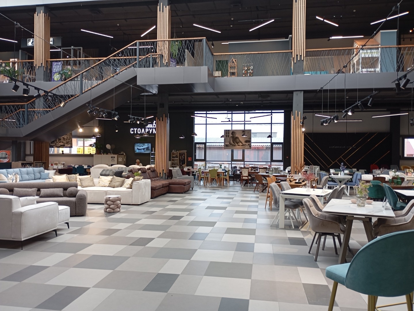 Сдам под любой вид деятельности:
- здание отдельно стоящее нежилое
- в районе рынка Тандем на трассе М7
- подъезд любого транспорта, асфальт
- большая парковка, остановка рядом
- свободная планировка на колоннах
- высота потолка 5 метров, окна есть
- своя газовая котельная, э/э 150 кВт
- не требует 