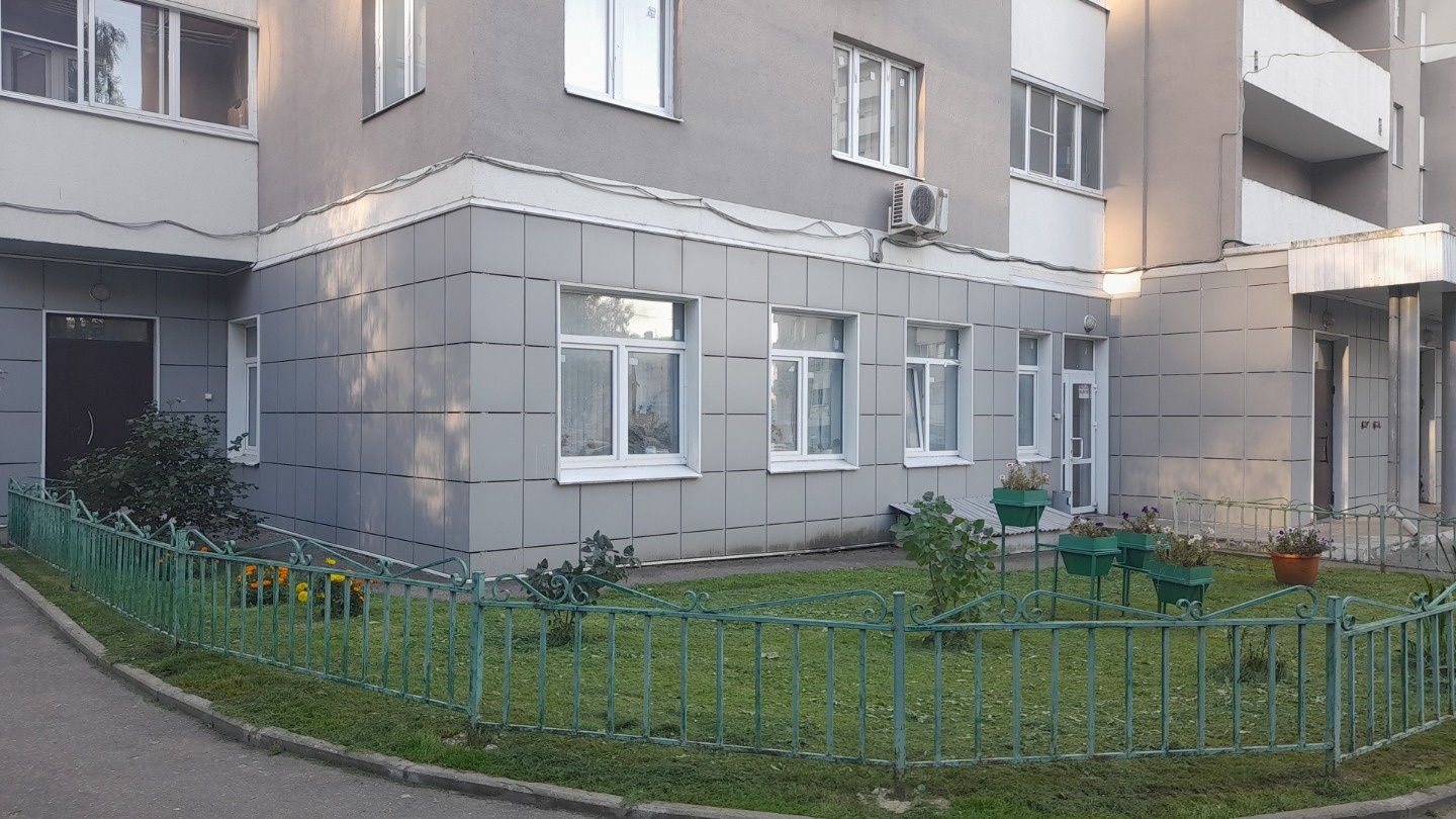 Продается нежилое помещение 61 кв.м. кабинетной планировки с отдельным входом на 1 этаже многоквартирного дома в западной части города. В доме крышные котельные, в помещении свой санузел, в доме 416 квартир, закрытая территория, соседние помещения - ОЗОН, медуслуги, салоны красоты, аптека, К&Б. Цент